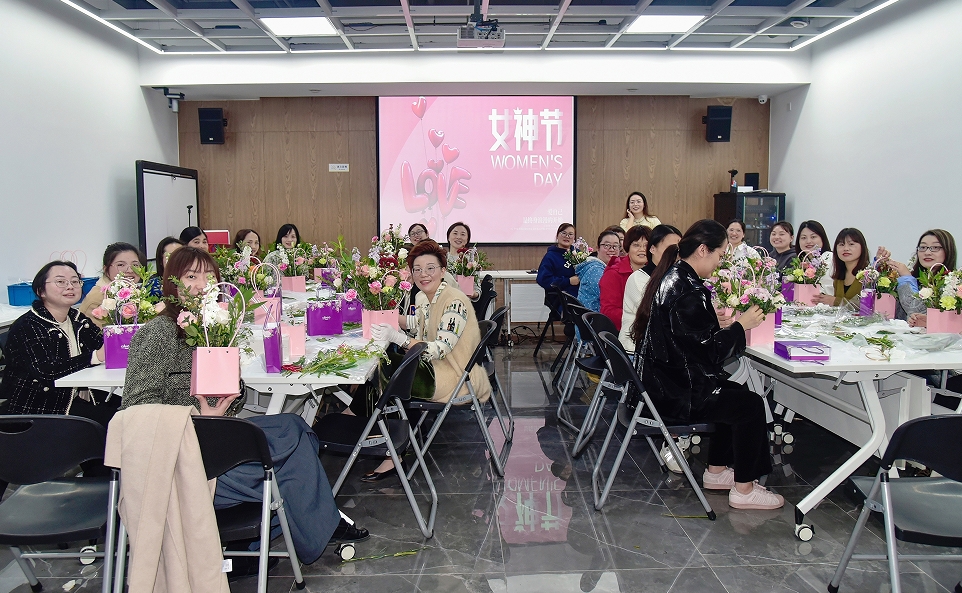 【春風(fēng)為來 鏗鏘玫瑰】——江蘇春為開展慶“三八”女神節(jié)插花DIY活動