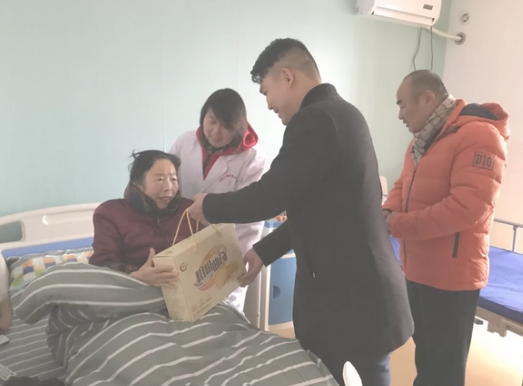 我司組織志愿者為老人送溫暖